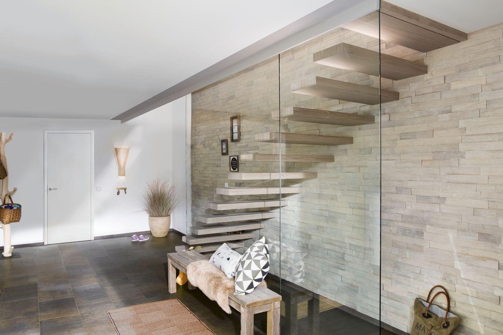 Holztreppe EGO ZERO gerade Kragarmtreppe ohne Handlauf mit großer Glaswand
